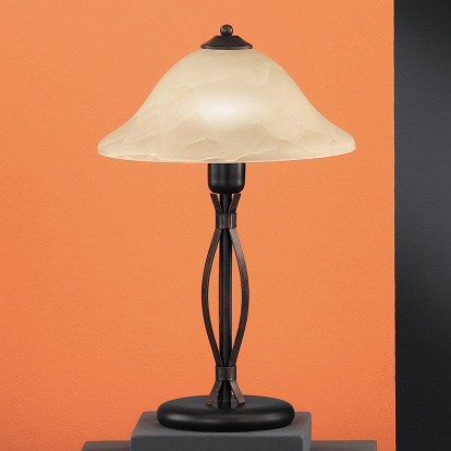 Tischlampe mit leicht glockenförmigem Lampenschirm
