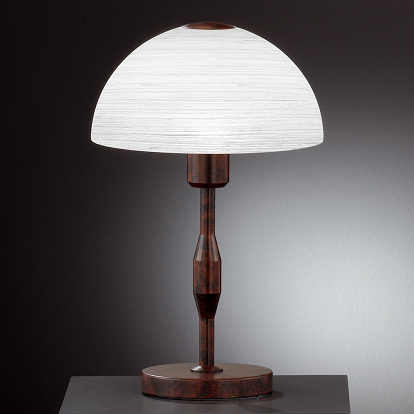 Tischlampe mit schalenförmigem Lampenschirm