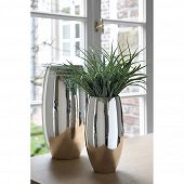 Vase in glänzendem Oberflächen Material für Deko und alle Räume