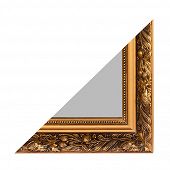 Goldfarbiger Spiegel in elegantem Design