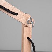 Schreibtischlampe mit Drehgelenken aus Metall auf Holz