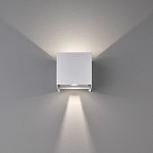 LED-Aussen-Wandleuchte in Würfelform mit Up-Down-Beleuchtung