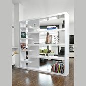 Weisses Regal als Raumteiler für Wohnzimmer Single Wohnungen mit viel Stauraum 