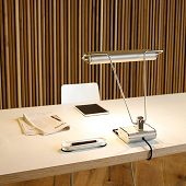 Schöne Schreibtischleuchte in edlem Design Led Leuchtmitel Metallreflektor verstellbar